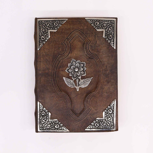 Cuaderno de cuero marrón con detalles plateados y diseño floral en la portada. Ideal para journaling y regalos.