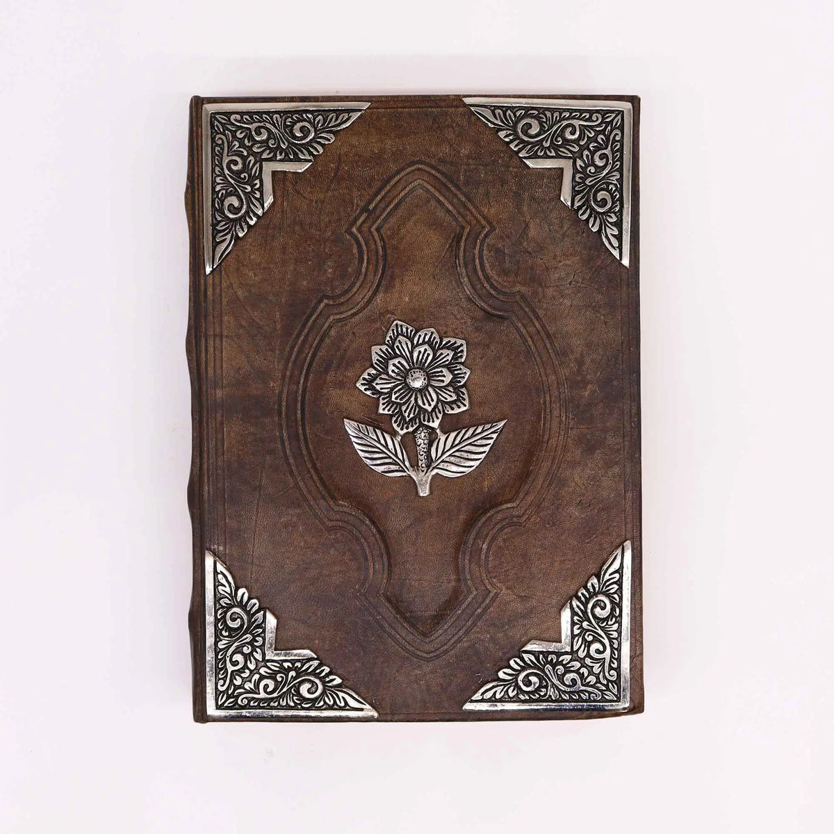 Cuaderno de cuero marrón con detalles plateados y diseño floral en la portada. Ideal para journaling y regalos.