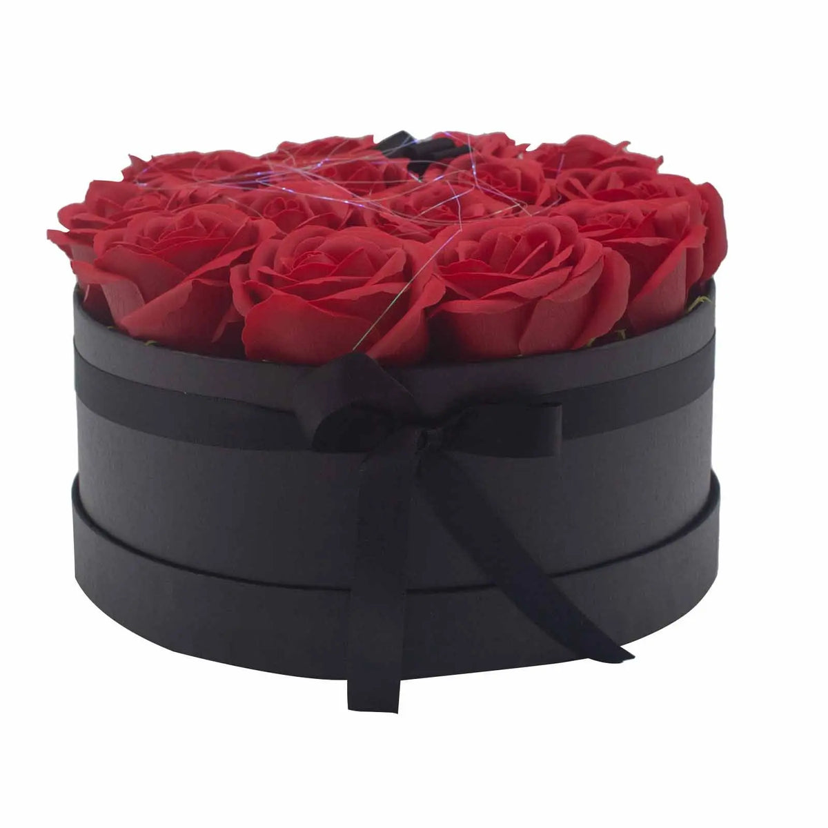 Caja redonda negra con lazo, llena de 14 rosas rojas de jabón dispuestas elegantemente sobre fondo blanco.
