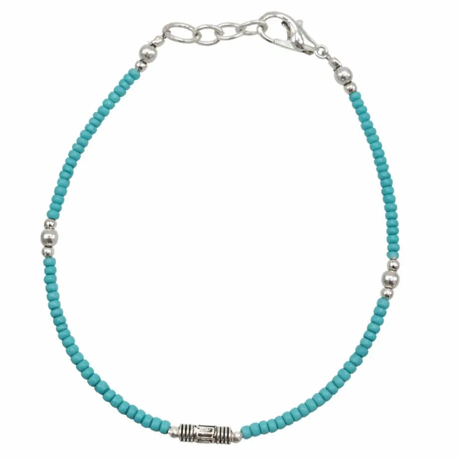 Pulsera de cuentas turquesa y plata de estilo bohemio, perfecta para un look fresco y veraniego.