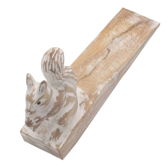Tope de puerta de madera tallada a mano con forma de ardilla, acabado rústico en tonos madera natural y blanco decapado