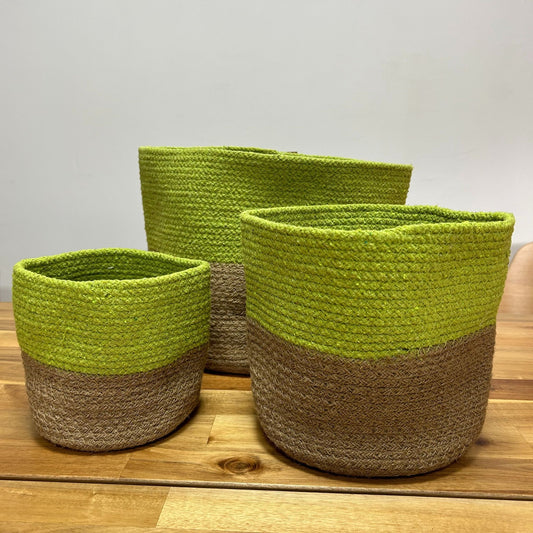 Cestos de yute trenzado en verde fosforescente y marrón, ideales para decoración y organización del hogar.