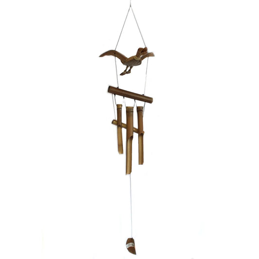 Carrillón de viento de bambú con una figura de pato tallado en madera en la parte superior. Fondo blanco.
