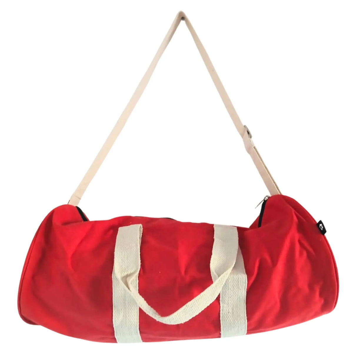 Bolsa de gimnasio roja, cilíndrica, de lona con asas y correa larga de color crema. Cierre superior con cremallera.
