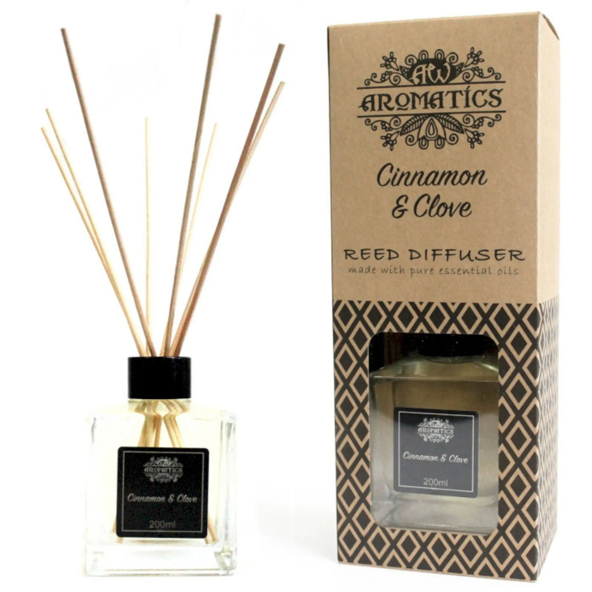Difusor de varillas con frasco de vidrio cuadrado y caja de cartón decorada con patrón geométrico, aroma canela y clavo.
