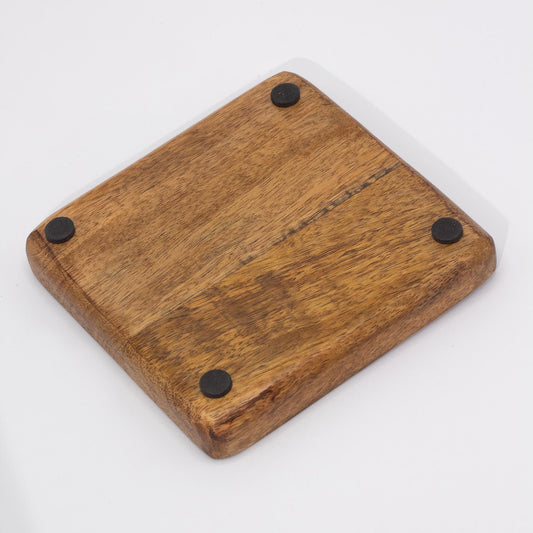 Base cuadrada de madera natural con veteado visible y cuatro topes antideslizantes negros en las esquinas.