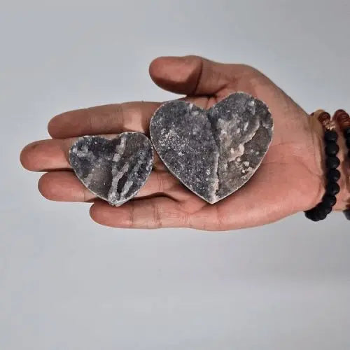 Corazones de piedra natural gris con vetas, tamaño pequeño y mediano, ideales para decoración o regalos.