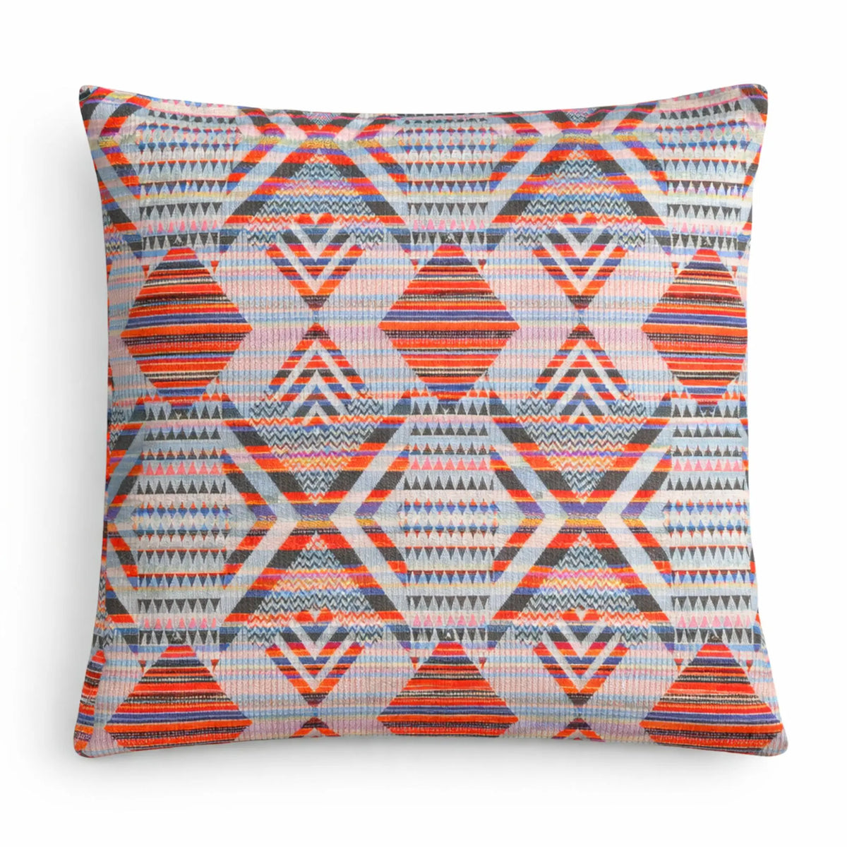 Cojín cuadrado colorido con patrón geométrico en tonos rojo, naranja y gris, tejido en material suave.