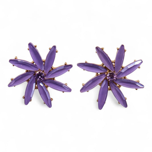Pendientes vintage de flor en color lavanda con pétalos de cristal y centro brillante sobre fondo blanco
