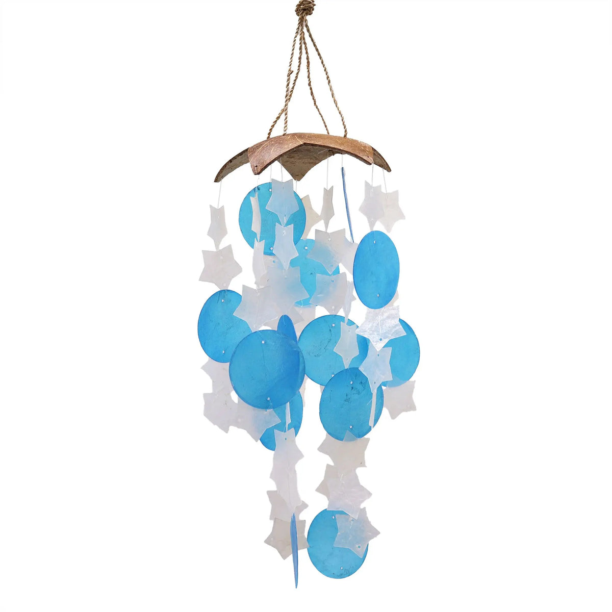 Carillón de coco con figuras de estrellas y círculos de concha capiz en azul y blanco, suspendidas con cuerdas.