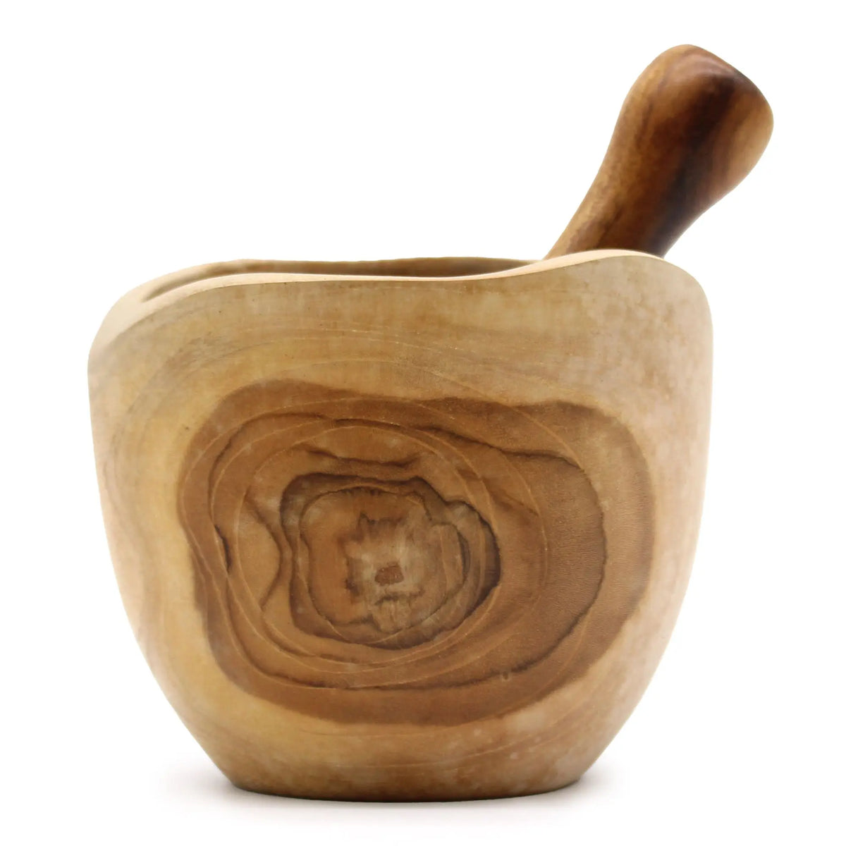 Mortero y maja de madera de teca con vetas naturales visibles, forma rústica y acabado pulido, sobre fondo blanco.