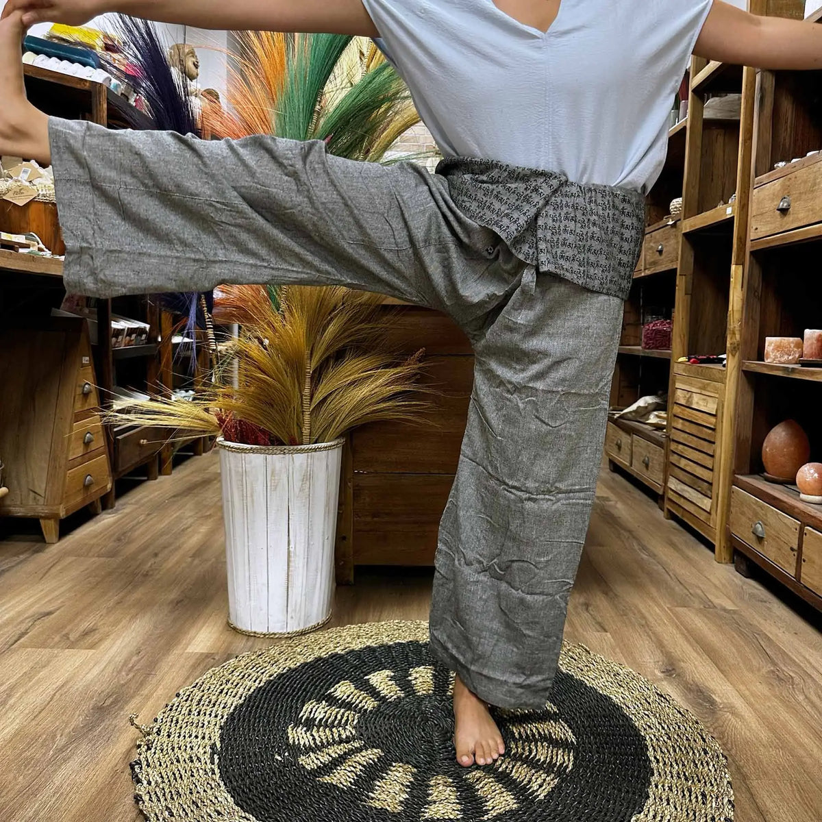 Pantalones de pescador tailandés grises con estampado de mantras, corte ancho y fluido, ideales para yoga.