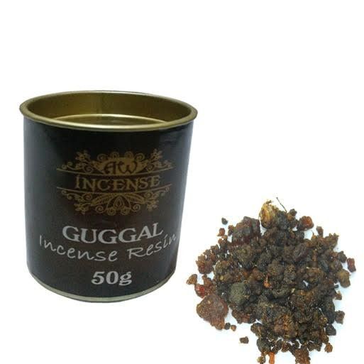 Lata cilíndrica de color marrón oscuro con resina de incienso Guggal natural en trozos pequeños sobre fondo blanco