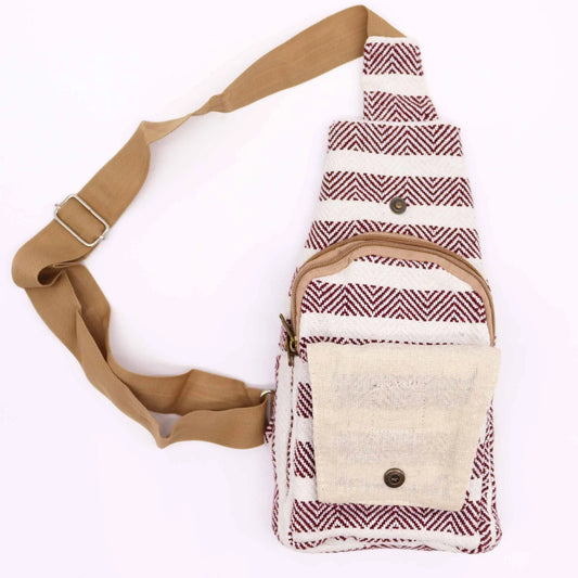 Bolso bandolera de algodón con patrón en zigzag burdeos y blanco, correa beige, cierre de cremallera y bolsillo frontal.
