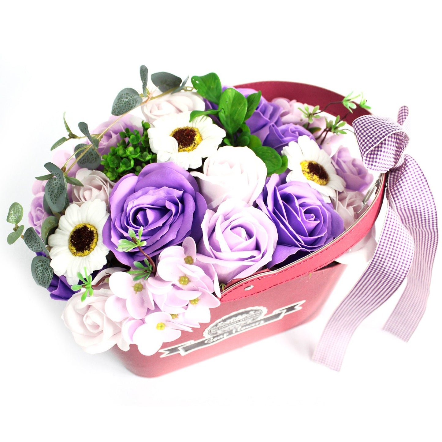 Cesta burdeos con ramo de flores de jabón en tonos morados, lilas y blancos, decorada con un lazo de cuadros vichy.