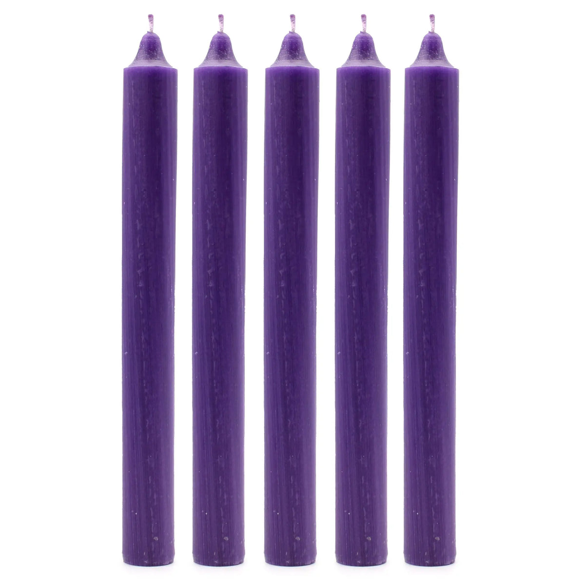 Cinco velas de mesa cilíndricas de color violeta rústico con acabado texturizado y mecha superior.