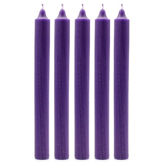 Cinco velas de mesa cilíndricas de color violeta rústico con acabado texturizado y mecha superior.