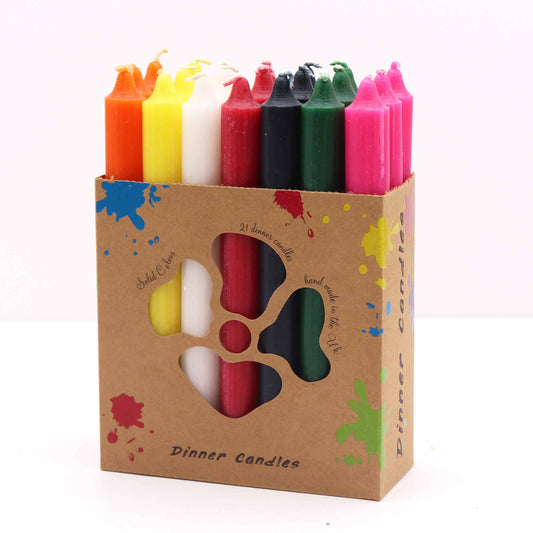 Set de 21 velas de mesa rústicas en 7 colores brillantes, dispuestas en una caja de cartón con ventana troquelada.