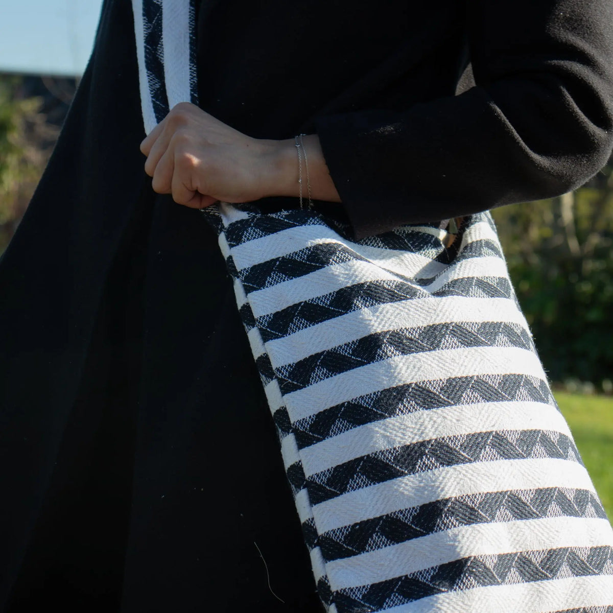 Bolso cruzado de rayas blancas y negras, tejido de algodón, estilo moderno y elegante.