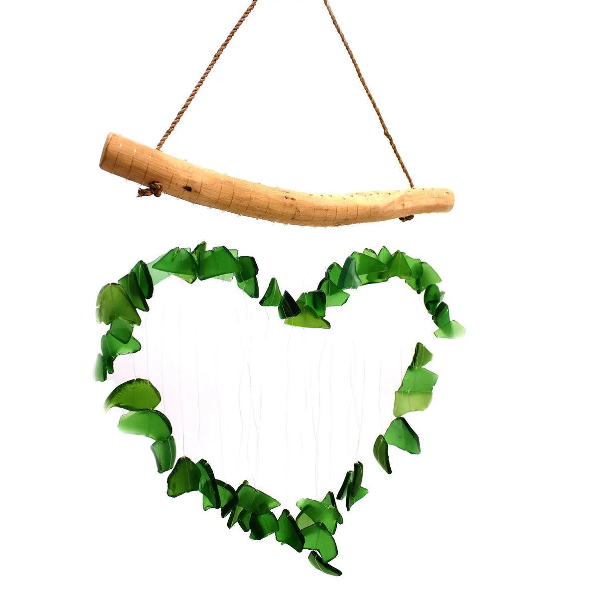 Carillón colgante de vidrio reciclado verde con forma de corazón, suspendido de una rama de madera natural.