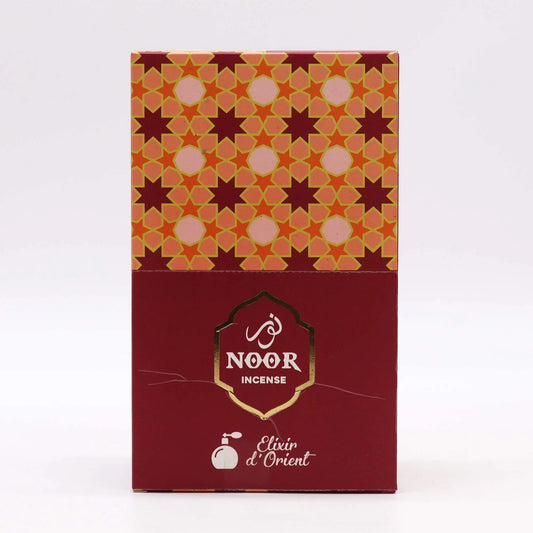 Incienso Noor en caja roja y dorada con diseño geométrico, 100% natural, aroma oriental.