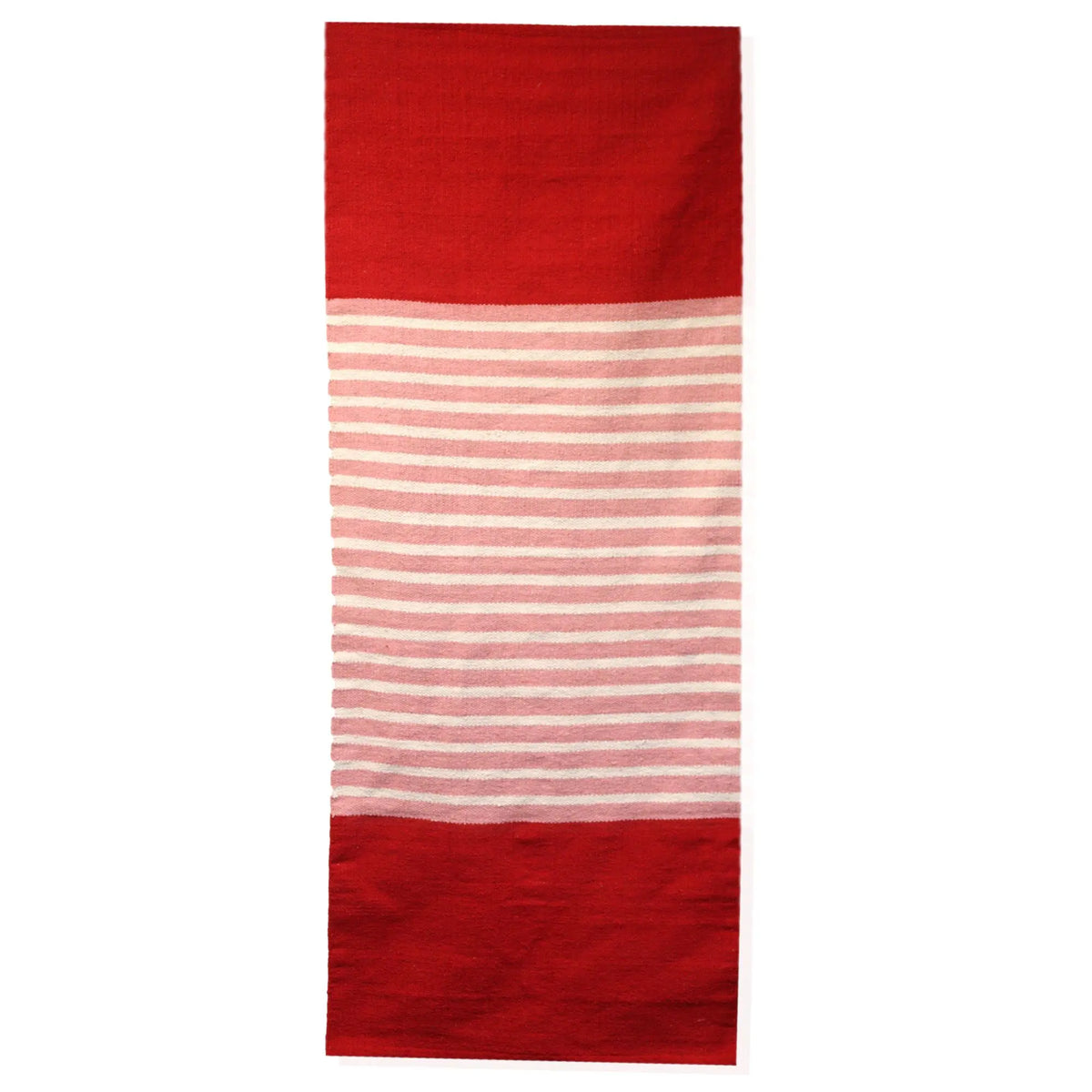 Alfombra rectangular de algodón con franjas centrales en rosa y blanco, y bloques lisos en rojo en los extremos.