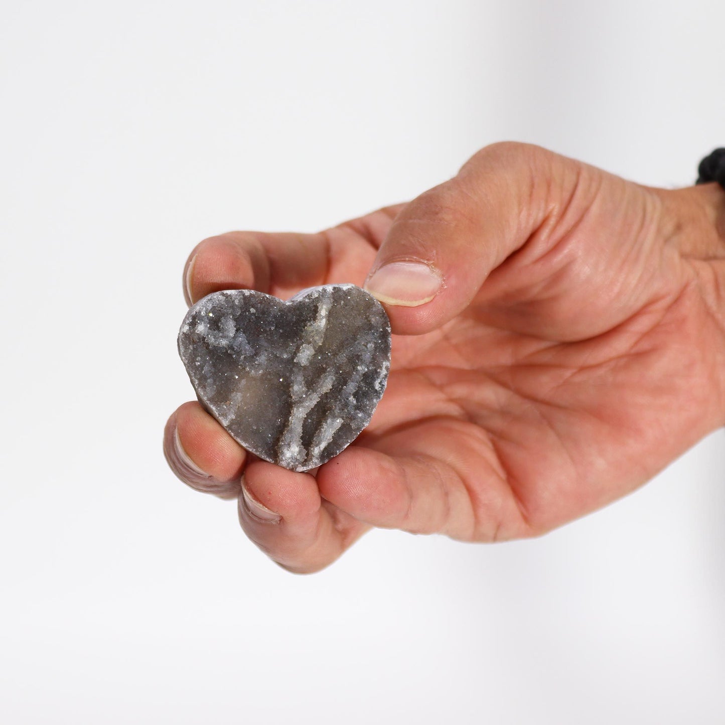 Corazón de piedra decorativa en gris con vetas claras, ideal para regalos y manualidades.