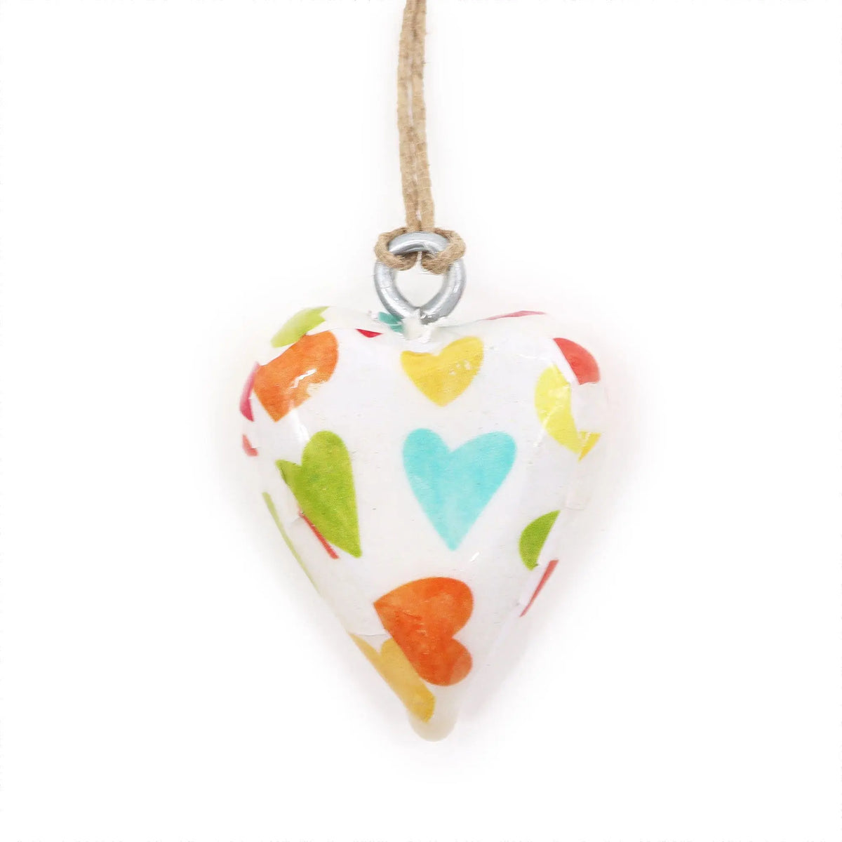 Corazón decorativo blanco con colores vibrantes, hecho de cerámica, con cuerda de yute. Ideal para decoración.