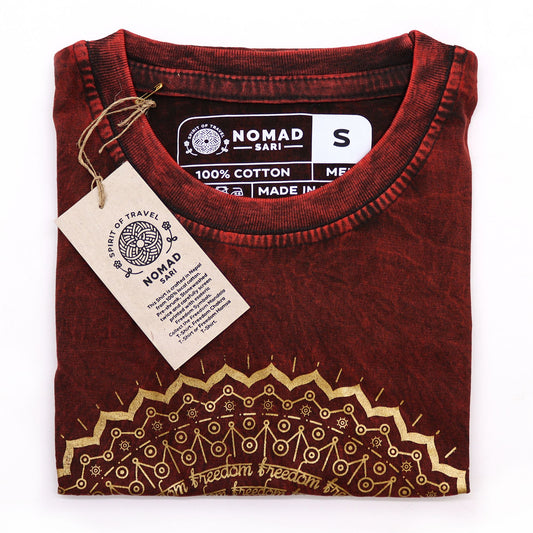 Camiseta de algodón 100% en color burdeos con diseño dorado, estilo boho, talla S, marca Nomad.