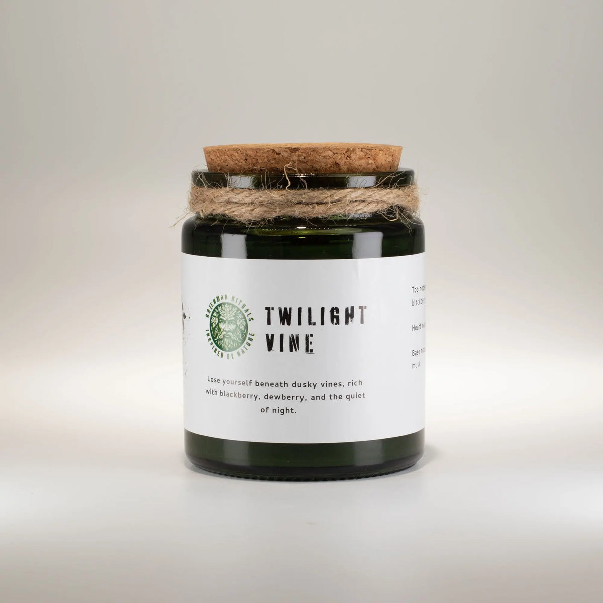 Vela de soja "Twilight Vine" en frasco verde, tapa de corcho, aroma a mora y durazno. Ideal para relajación.