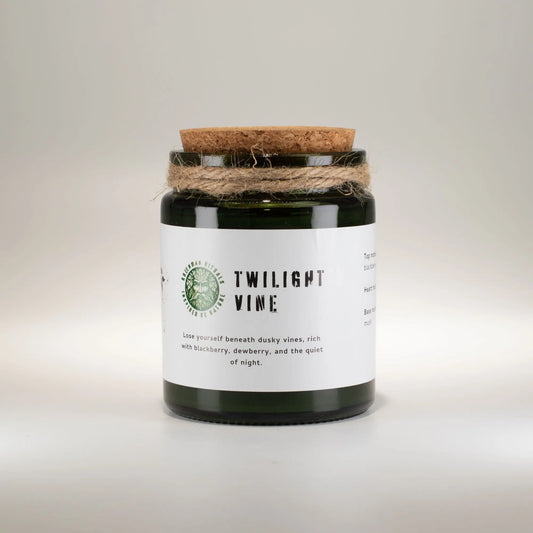 Vela de soja "Twilight Vine" en frasco verde, tapa de corcho, aroma a mora y durazno. Ideal para relajación.