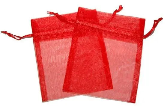 Dos bolsas rectangulares de organza roja translúcida con cierre de cordón ajustable, sobre fondo blanco.