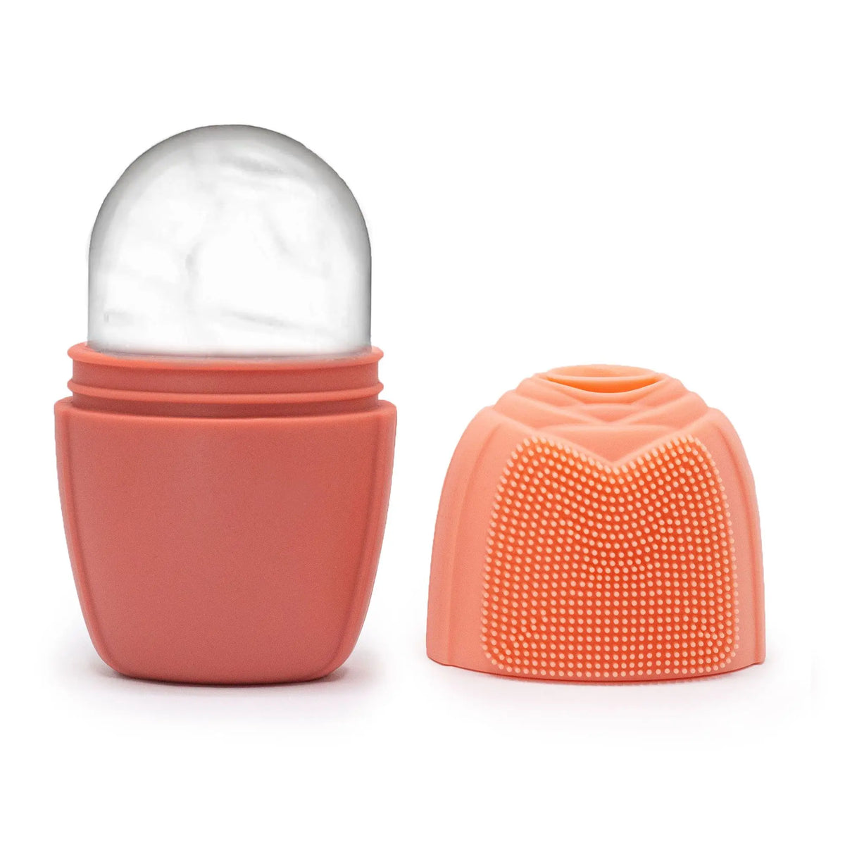 Rodillo de hielo facial de silicona color melocotón con tapa texturizada y base que sostiene un bloque de hielo.