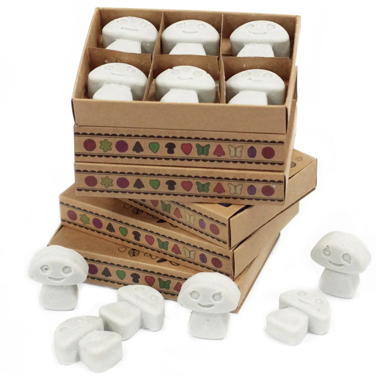 Cajas de cartón con 6 ceras de soja blancas en forma de champiñón, decoradas con motivos naturales en los bordes.