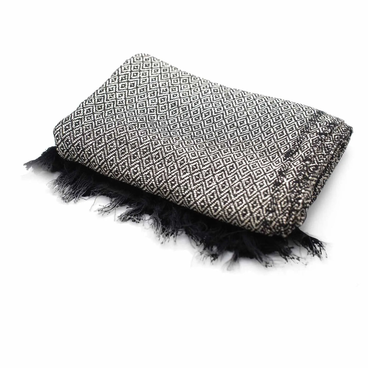 Pañuelo de algodón gris con patrón geométrico y flecos negros, ideal para un estilo moderno y elegante.