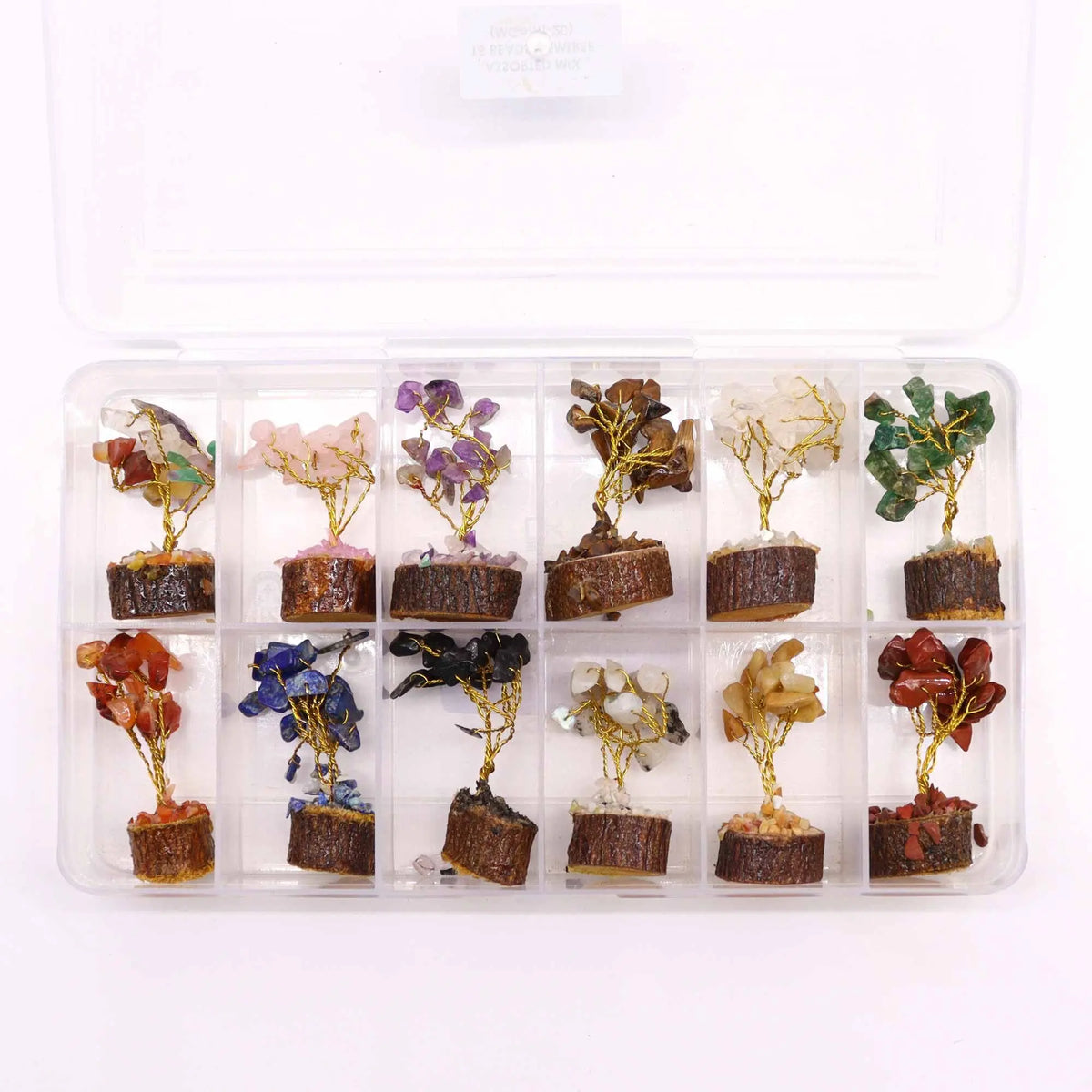 Set de 12 mini árboles de piedras preciosas con ramas de alambre dorado y base de madera en caja organizadora.