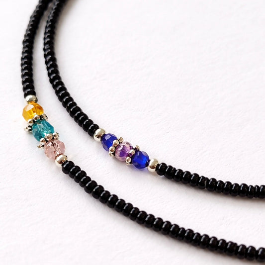 Collar de cuentas negras con adornos de cristal de colores: azul, verde, rosa y amarillo, estilo bohemio.
