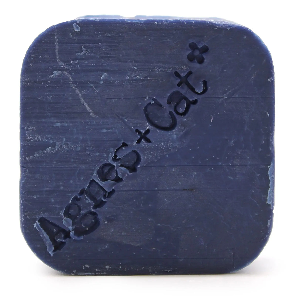 Champú sólido Provance azul de Agnes + Cat. Pastilla cuadrada con textura natural y nombre de la marca grabado.