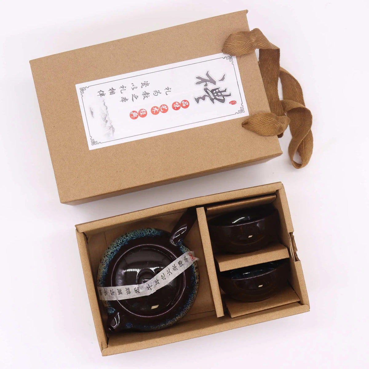 Set de té esmaltado negro: tetera redonda y dos tazas en caja de regalo de cartón con asa de tela.