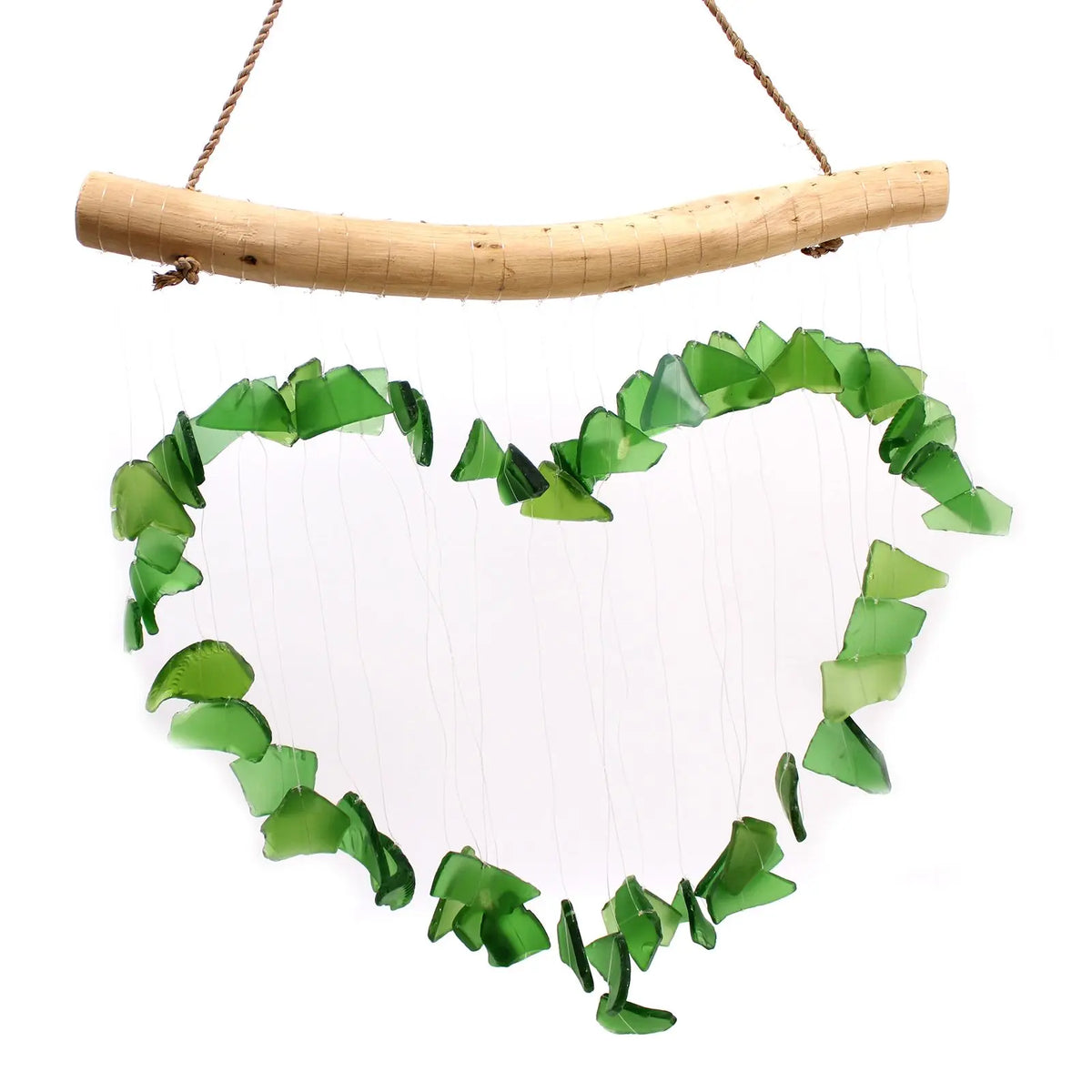 Carillón decorativo en forma de corazón hecho con fragmentos de vidrio verde sujetos a una rama de madera natural.