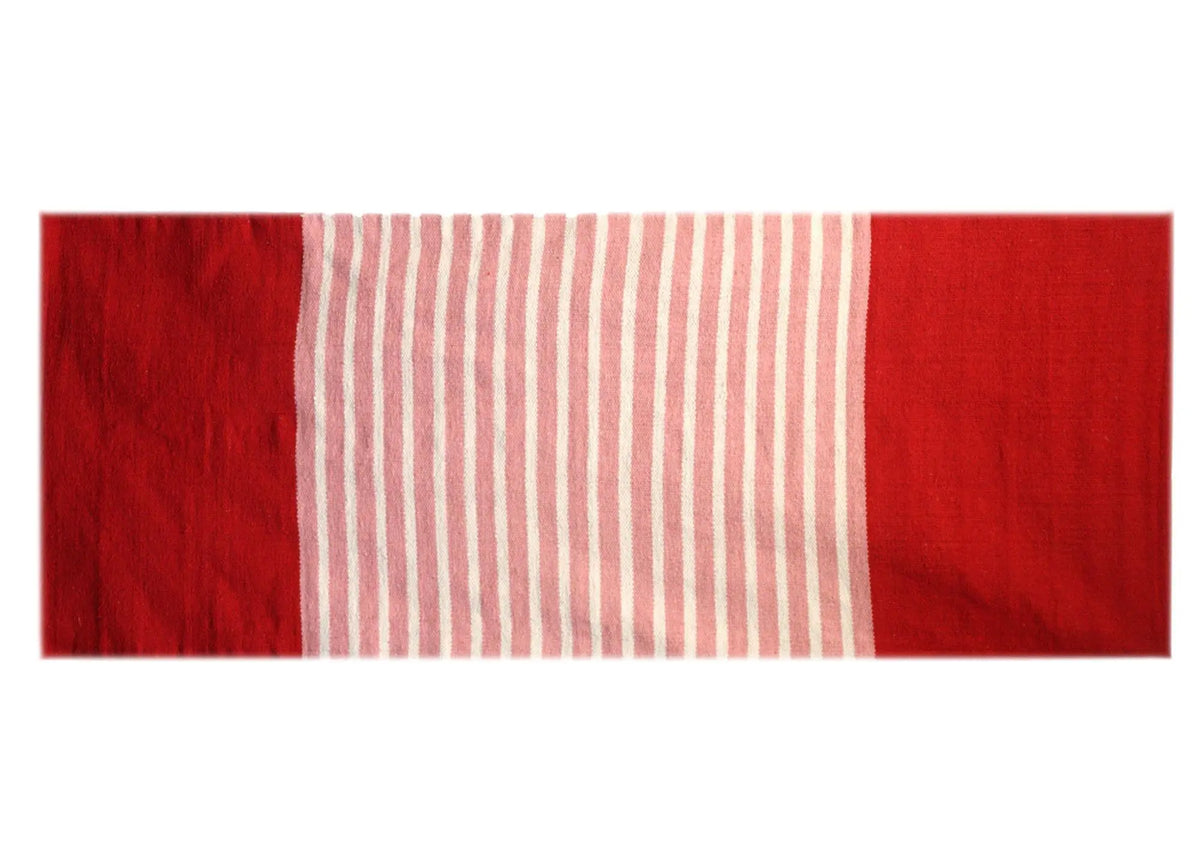 Alfombra rectangular de algodón: laterales rojos lisos y sección central con rayas verticales en rosa y blanco.
