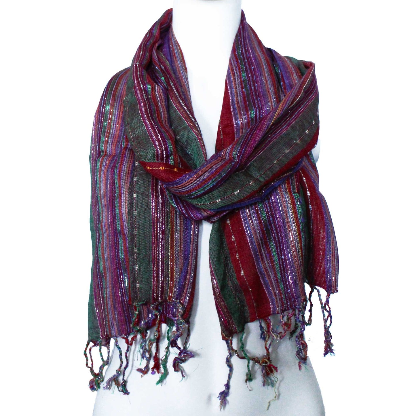 Bufanda bohemia a rayas verticales en tonos verdes y morados, tejido brillante con flecos en los extremos. 50x180 cm.