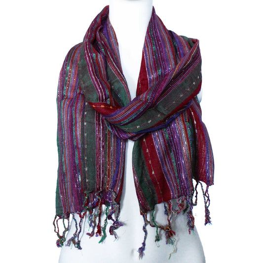 Bufanda bohemia a rayas verticales en tonos verdes y morados, tejido brillante con flecos en los extremos. 50x180 cm.