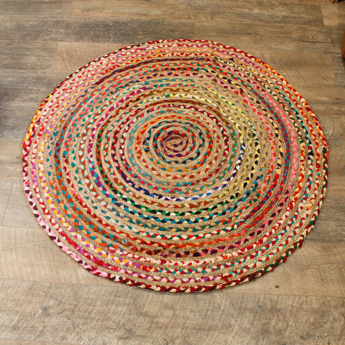 Alfombra redonda de 120 cm hecha de yute trenzado y algodón reciclado multicolor, con diseño en espiral.
