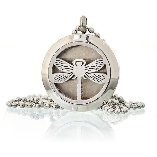 Colgante de dragonfly en plata, con cadena de bolitas y fondo de acero inoxidable. Ideal para estilo elegante y moderno.