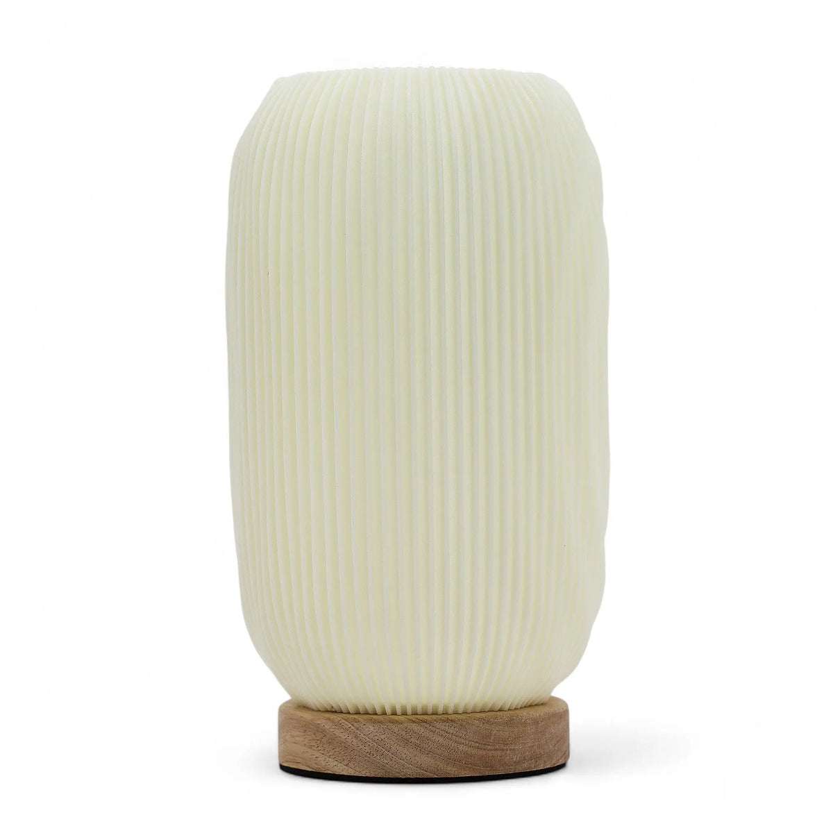 Lámpara cilíndrica de color crema con textura estriada vertical y base circular de madera, estilo moderno y minimalista.