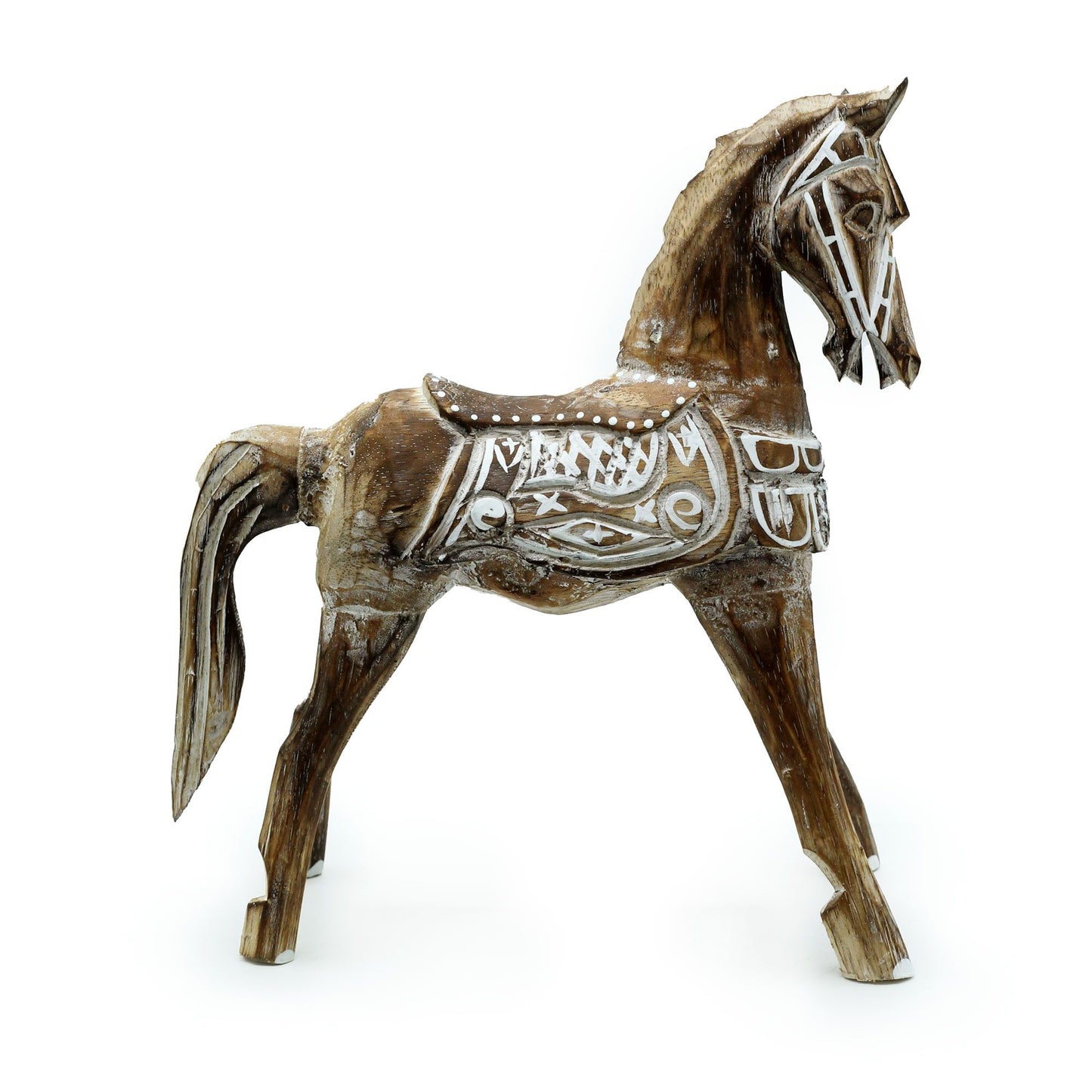 Caballo decorativo de madera tallada en tonos marrones con detalles blancos, estilo rústico y artesanal.