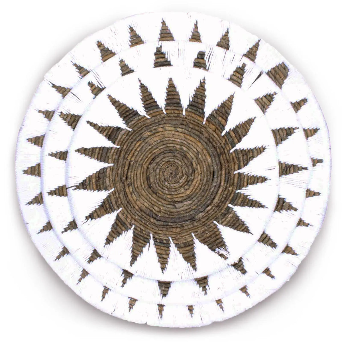 Cesta decorativa redonda de mimbre en tonos marrones y blancos, con diseño de sol moderno. Ideal para pared.