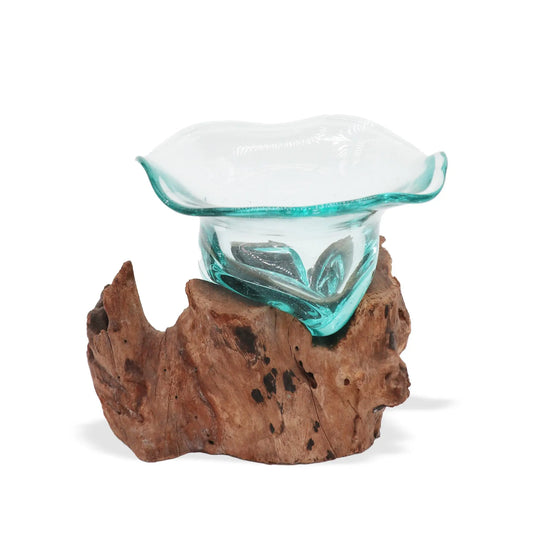 Cuenco de vidrio fundido transparente con borde ondulado, encajado en una base de madera natural con formas orgánicas.