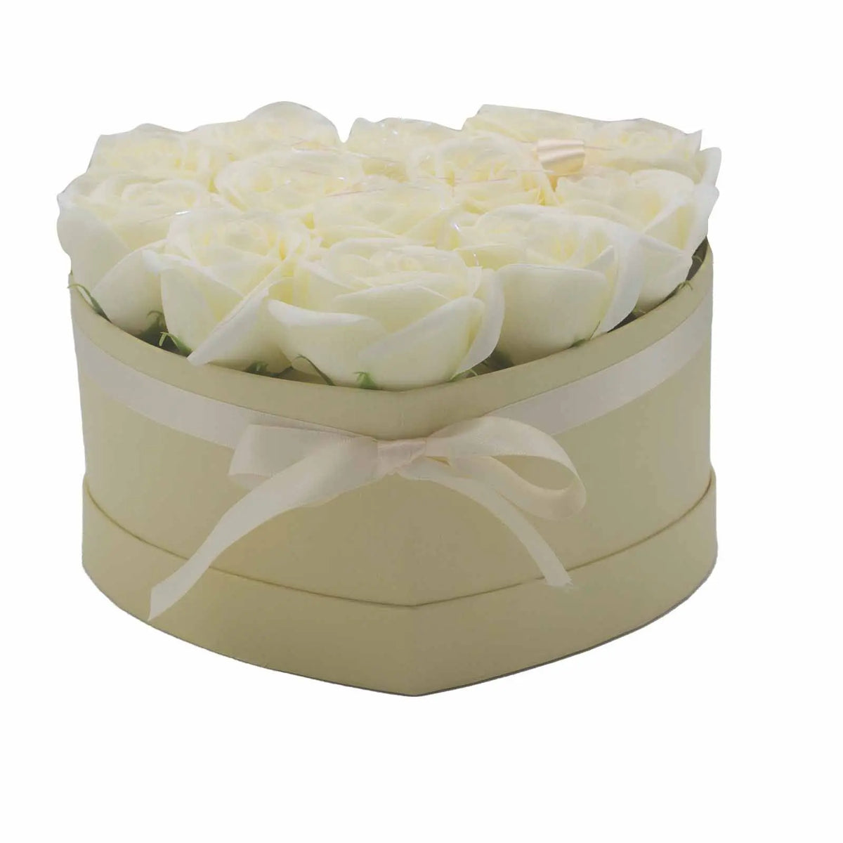 Caja de regalo en forma de corazón color crema con 13 rosas de jabón del mismo tono y un delicado lazo de cinta.